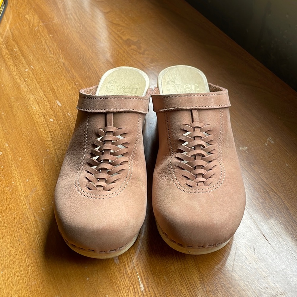 Sven BENDABLE soft pink nubuck clogs. Size 40. Barely worn.